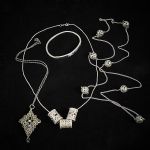 1745 4368 Halsband